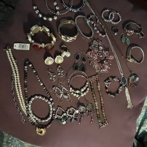 LOT OF COSTUNE JEWELRY.